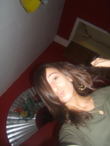 Coucou c qui cette belle fille ? ah !!! je vous ais eu , bin c moi la , je vous passe un gros gros kisss a tous mes visiteures et mes amies de casa , vive casa dima nayeda